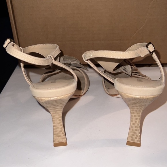 Donald Pliner croc embossed leather T strap flower detail tan heels sandals 6.5 - Picture 7 of 10